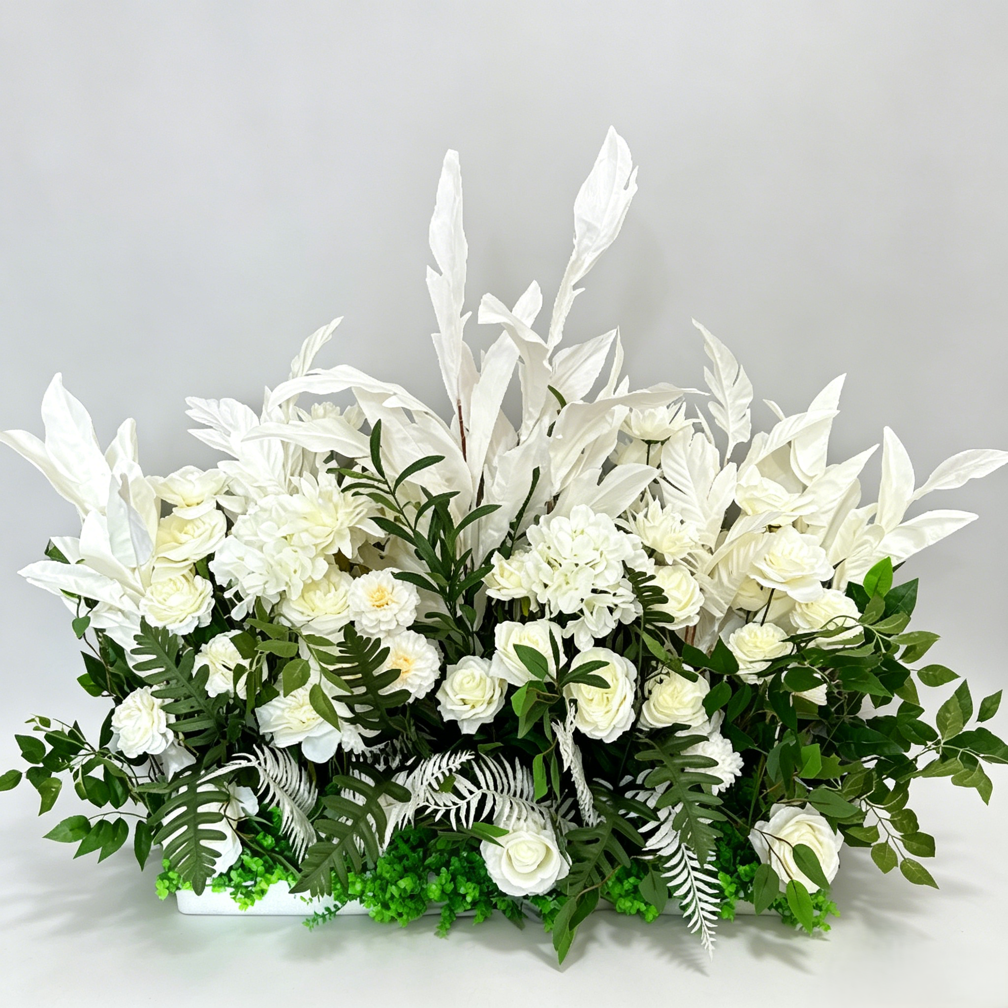 Why Couples Are Choosing Cascading Wedding Table Flowers in 2026