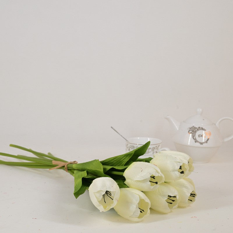 Single-stemmed open tulip D25002